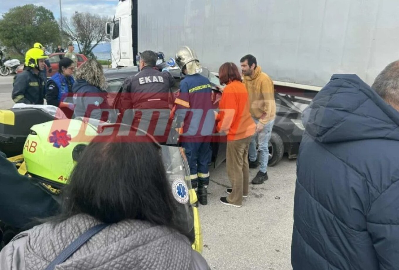 Πάτρα: Αυτοκίνητο «καρφώθηκε» σε φορτηγό