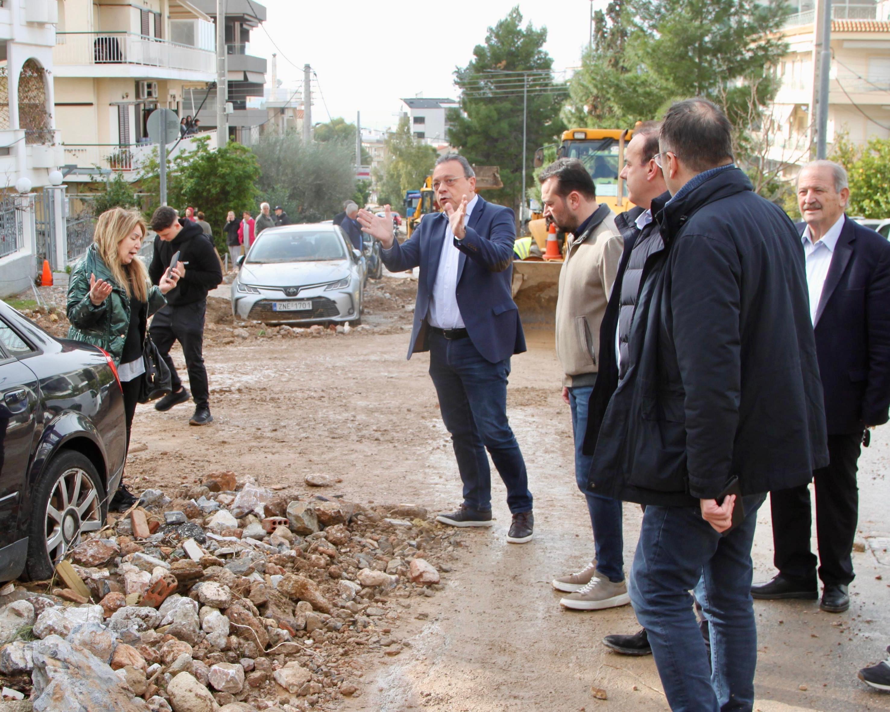 «Η ασφάλεια από τις πλημμύρες απαιτεί πολιτικές επιλογές, έργα και ισχυρή Πολιτεία», τόνισε ο Πρόεδρος του ΣΥΡΙΖΑ από την Άνω Γλυφάδα.  Τις πληγείσες, από τη χθεσινή πλημμύρα, περιοχές της Άνω Γλυφάδας επισκέφτηκε ο πρόεδρος του ΣΥΡΙΖΑ, Σωκράτης Φάμελλος. «Η Κυβέρνηση έχει σοβαρότατες ευθύνες, διότι δεν επενδύει στην πρόληψη και τρέχει εκ των υστέρων να καλύψει τα προβλήματα. Το ζήσαμε και χθες με την πλημμύρα. Πέρα από τα μηνύματα Πολιτικής Προστασίας, χρειάζεται να υπάρχει πρόληψη. Η ζωή, η ασφάλεια, η αν