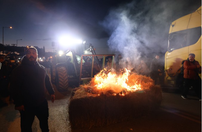 Θήβα: Ένταση στο μπλόκο των αγροτών – Έβαλαν φωτιά σε άχυρα 