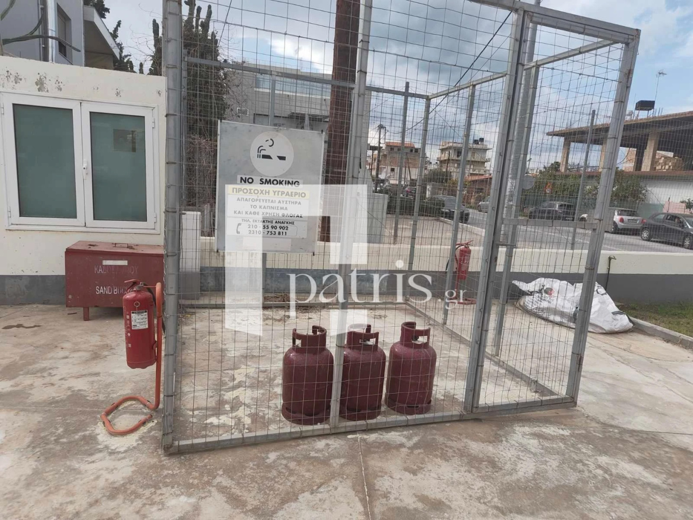 Επίθεση με ναυτική φωτοβολίδα σε πρατήριο καυσίμων στο Ηράκλειο της Κρήτης έγινε το βράδυ της Τρίτης. Άγνωστοι έριξαν τη φωτοβολίδα στον χώρο όπου φυλάσσονταν οι φιάλες υγραερίου, όπως αναφέρει το patris.gr. Ένας υπάλληλος, που είχε καθυστερήσει να σχολάσει, κατάλαβε τι έγινε και κατάφερε να σβήσει με πυροσβεστήρα την φωτοβολίδα. «Αν δεν το προλάβαινε θα είχαμε τεράστιο πρόβλημα. Πρόκειται για χώρο όπου είχαμε τις φιάλες υγραερίου. Θα είχαν ισοπεδωθεί τα πάντα. Αν πήγαινε και πιο μέσα, εκεί που υπάρχουν τα 