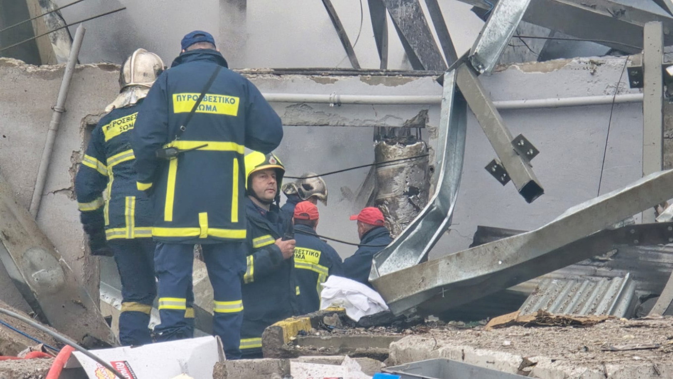 Μεγάλη φωτιά σε εργοστάσιο στα Τρίκαλα