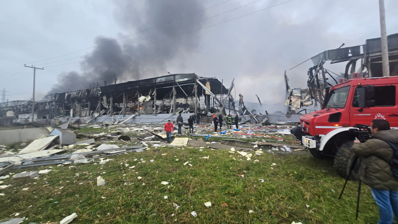 Μεγάλη φωτιά σε εργοστάσιο στα Τρίκαλα