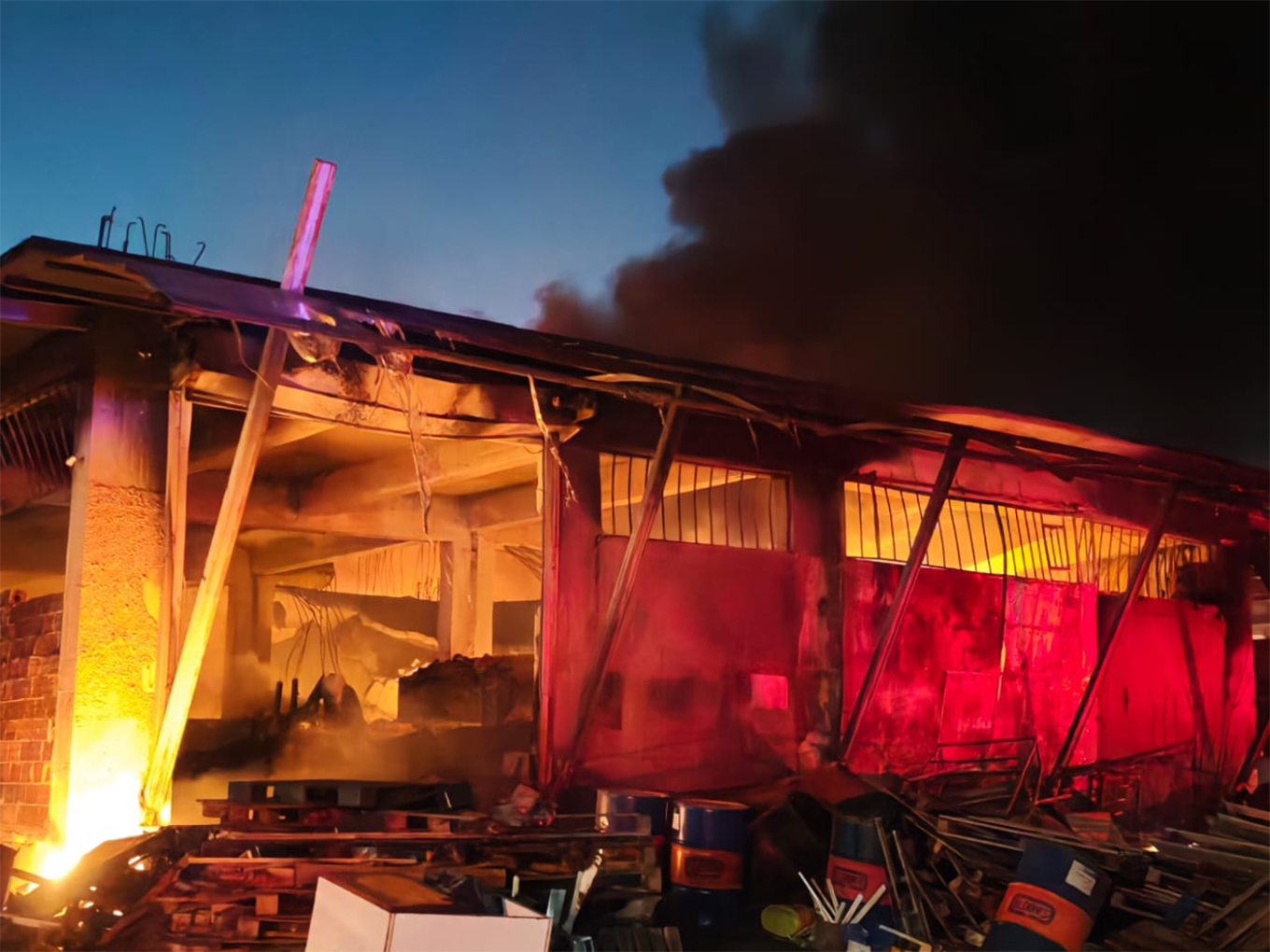 Μενίδι: Μεγάλη φωτιά σε εργοστάσι