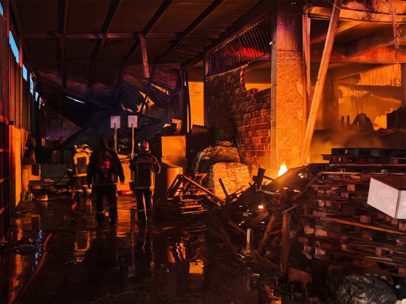 Μενίδι: Μεγάλη φωτιά σε εργοστάσι