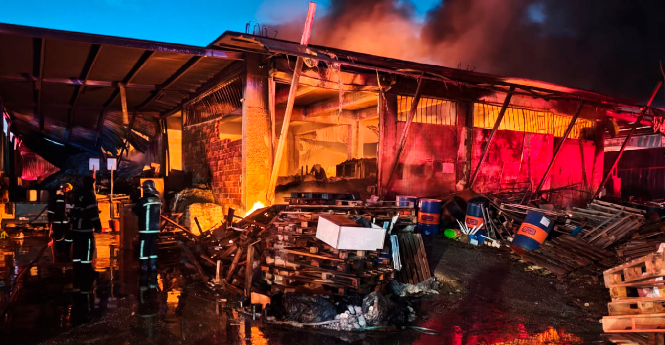 Μενίδι: Μεγάλη φωτιά σε εργοστάσιο