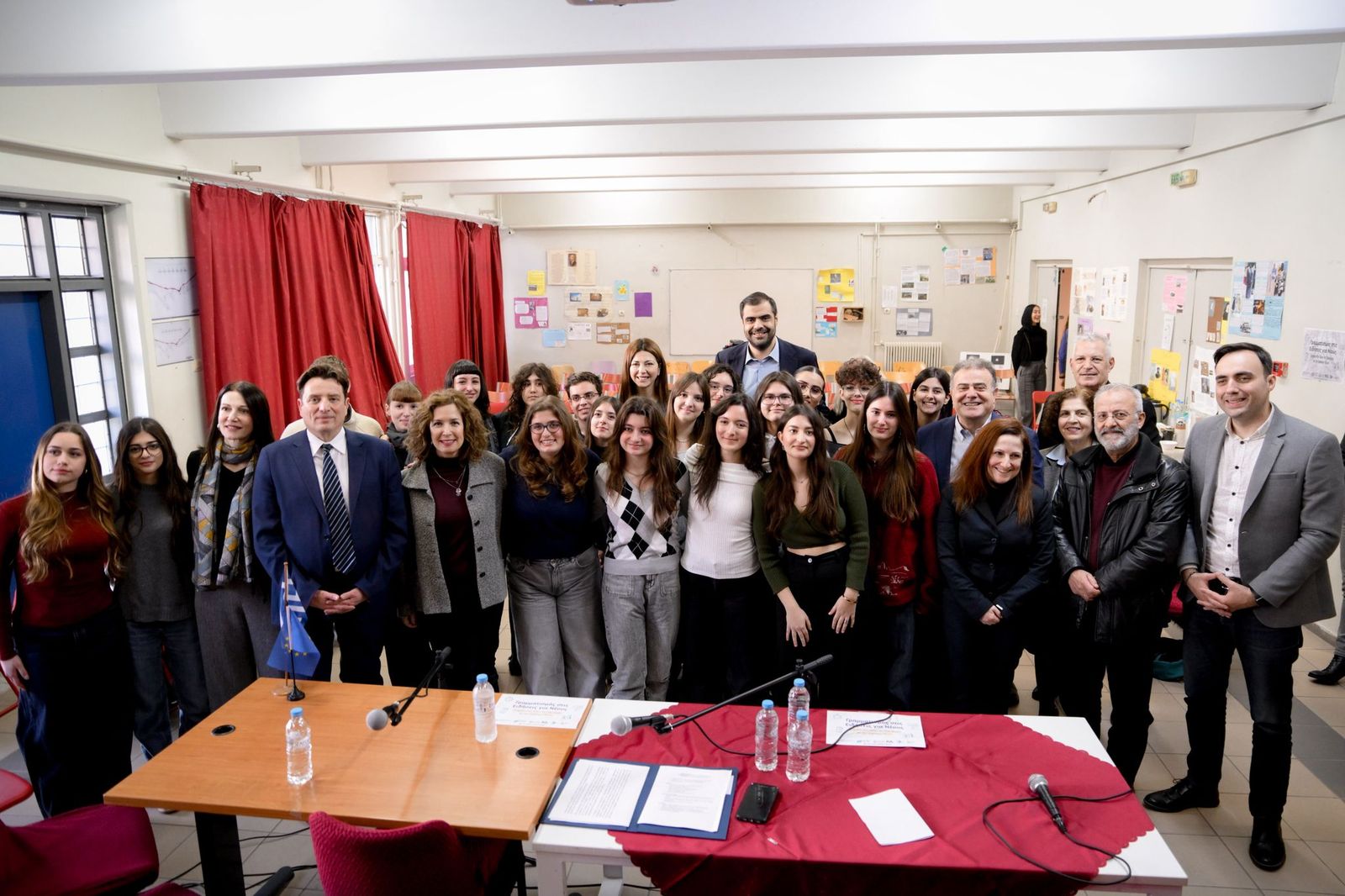 Επίσκεψη στο 2ο Γενικό Λύκειο Γέρακα, πραγματοποίησαν σήμερα, η υπουργός Παιδείας, Θρησκευμάτων και Αθλητισμού, Σοφία Ζαχαράκη, και ο υφυπουργός παρά τω Πρωθυπουργώ και Κυβερνητικός Εκπρόσωπος, Παύλος Μαρινάκης.