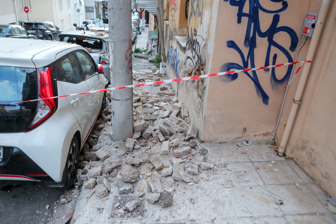 Νέος Κόσμος: Μπαλκόνι κατέρρευσε και προκάλεσε ζημιές σε σταθμευμένα αυτοκίνητα