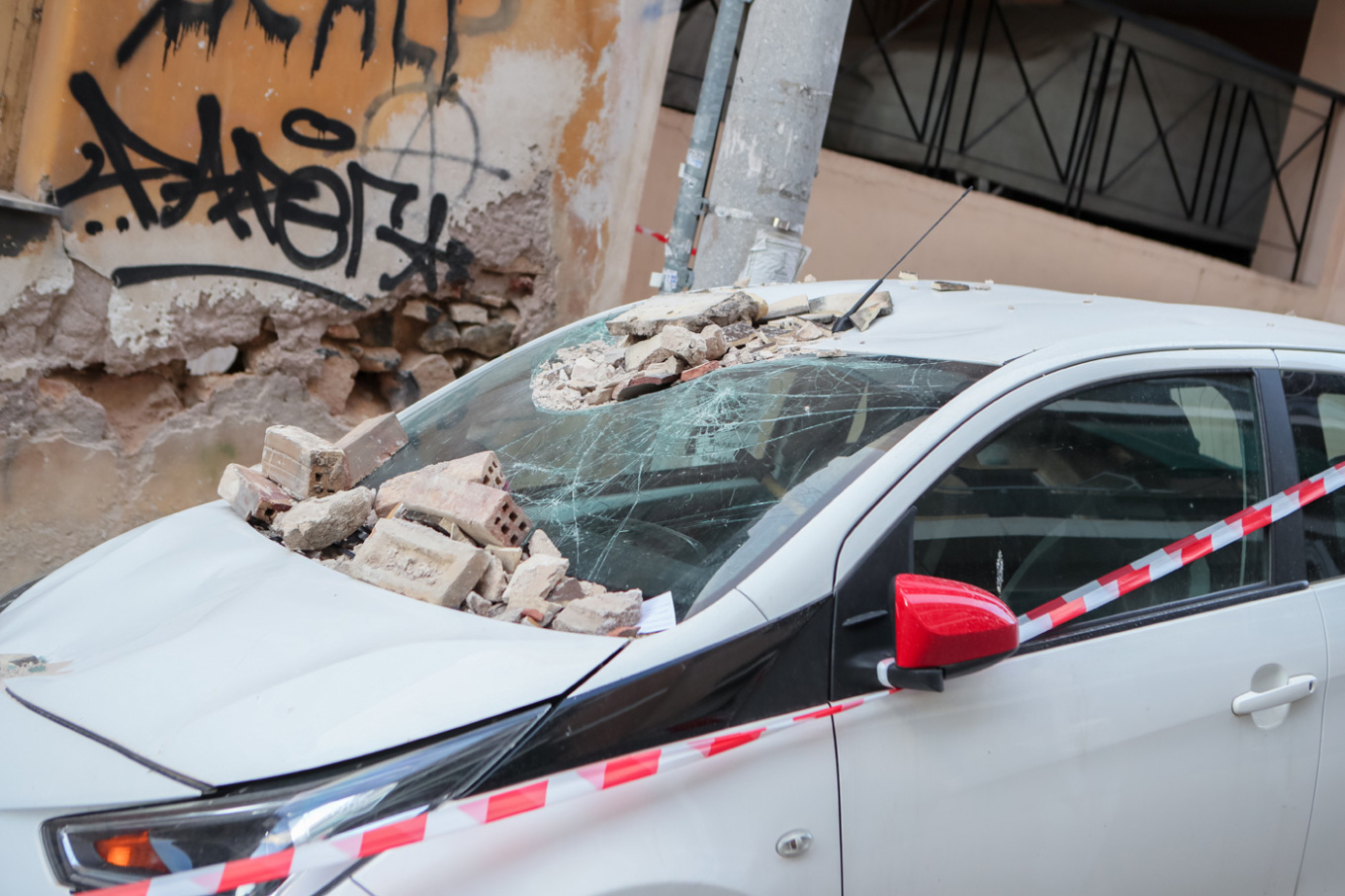 Νέος Κόσμος: Μπαλκόνι κατέρρευσε και προκάλεσε ζημιές σε σταθμευμένα αυτοκίνητα