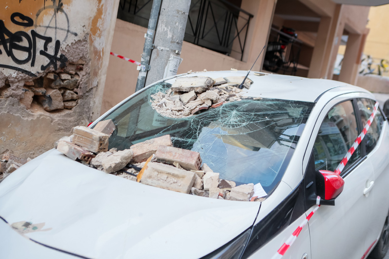 Νέος Κόσμος: Μπαλκόνι κατέρρευσε και προκάλεσε ζημιές σε σταθμευμένα αυτοκίνητα