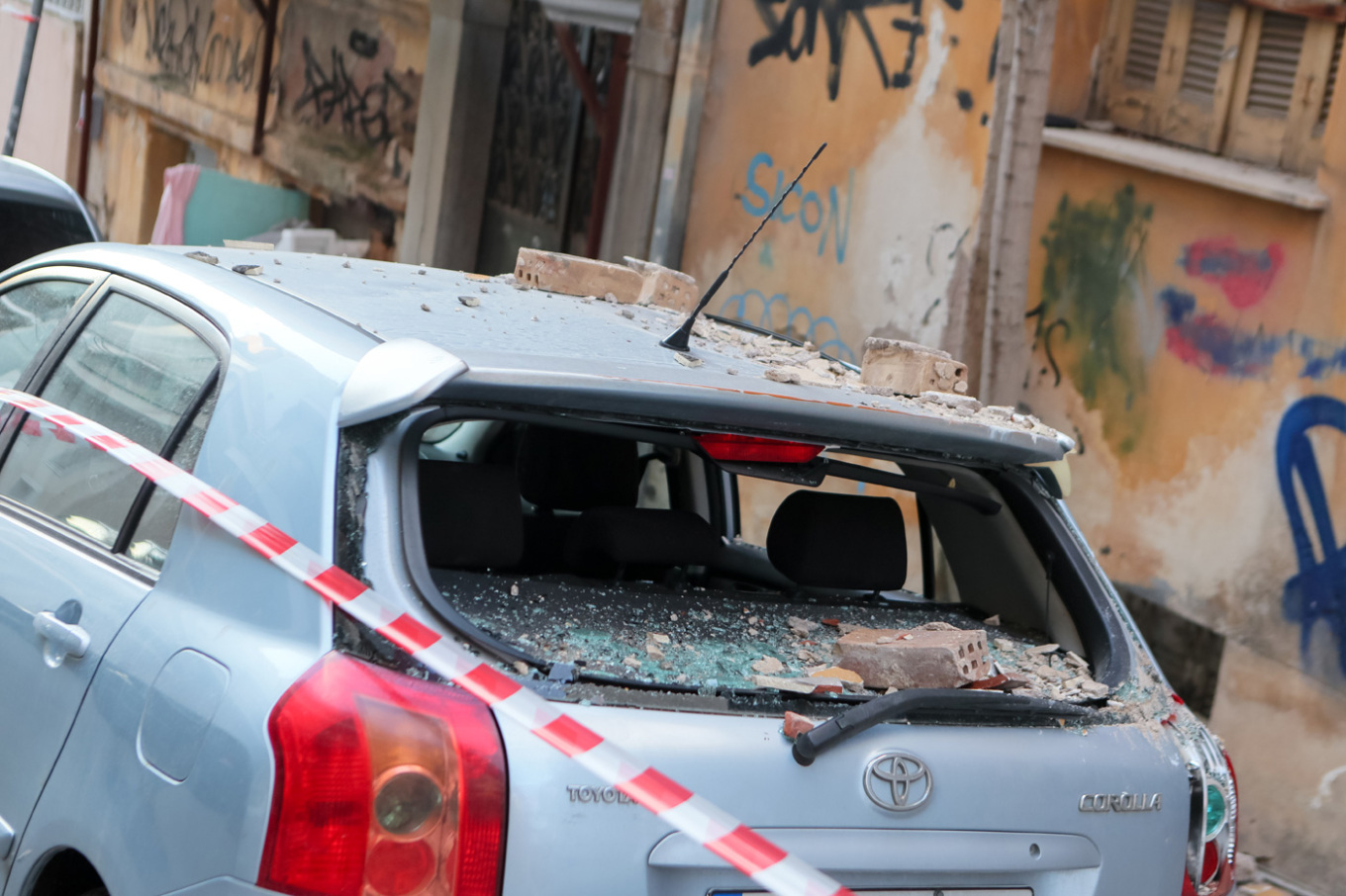 Νέος Κόσμος: Μπαλκόνι κατέρρευσε και προκάλεσε ζημιές σε σταθμευμένα αυτοκίνητα