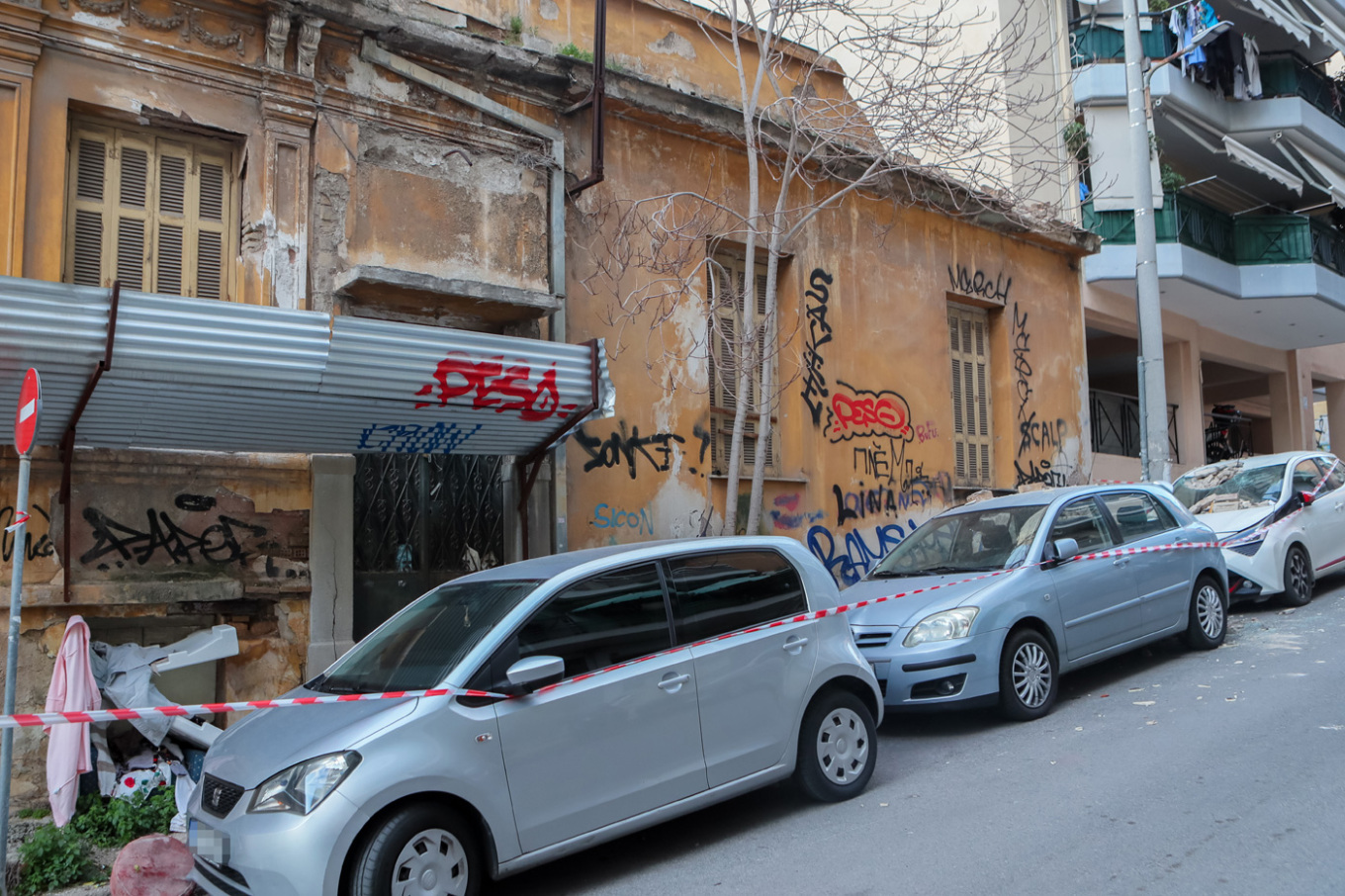 Νέος Κόσμος: Μπαλκόνι κατέρρευσε και προκάλεσε ζημιές σε σταθμευμένα αυτοκίνητα