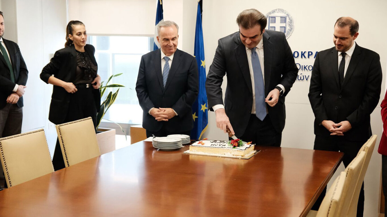 Πραγματοποιήθηκε η κοπή της πρωτοχρονιάτικης πίτας για το 2026 στο υπουργείο Εθνικής Οικονομίας και Οικονομικών. 