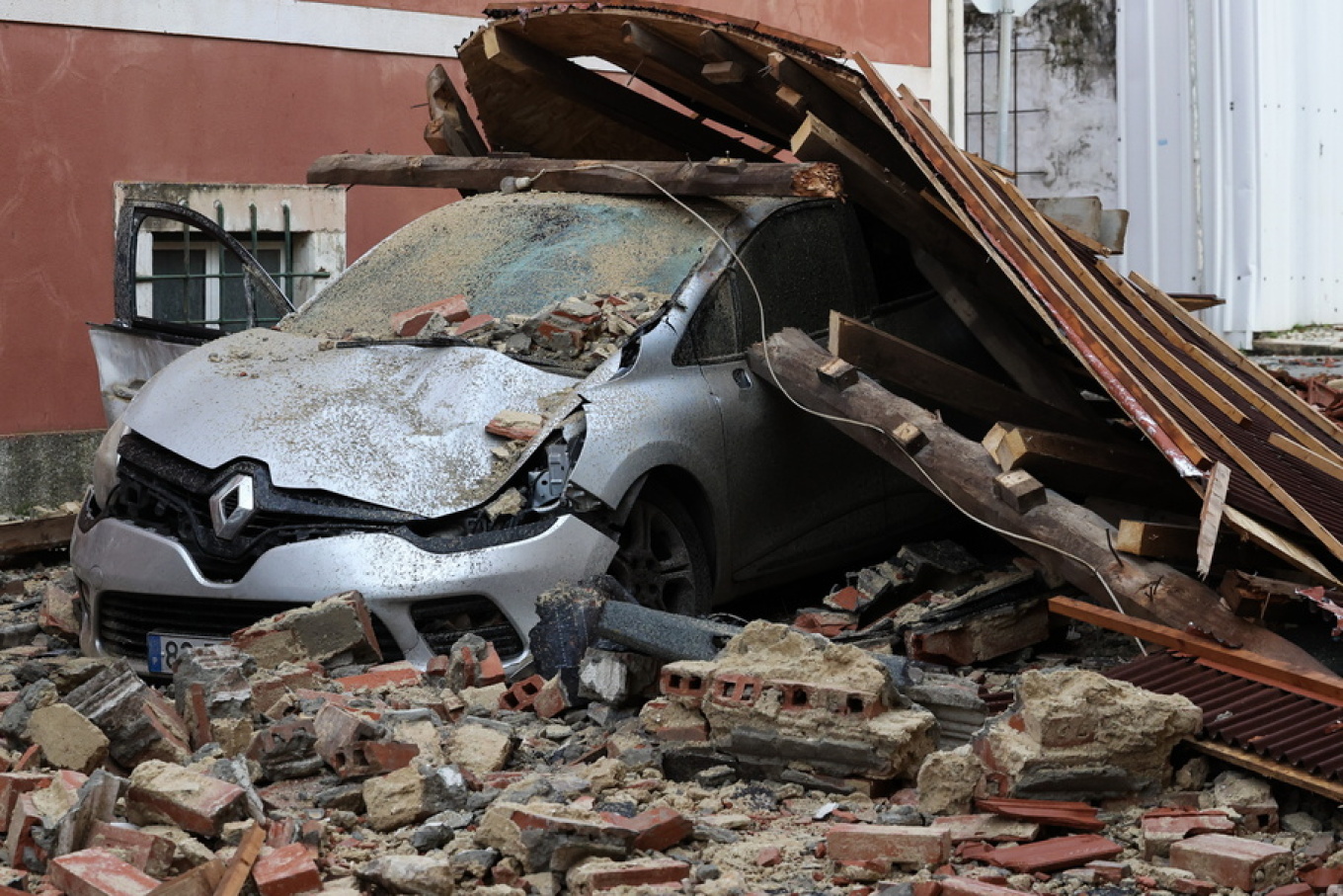 Σάρωσε Πορτογαλία και Ισπανία η κακοκαιρία «Kristin»