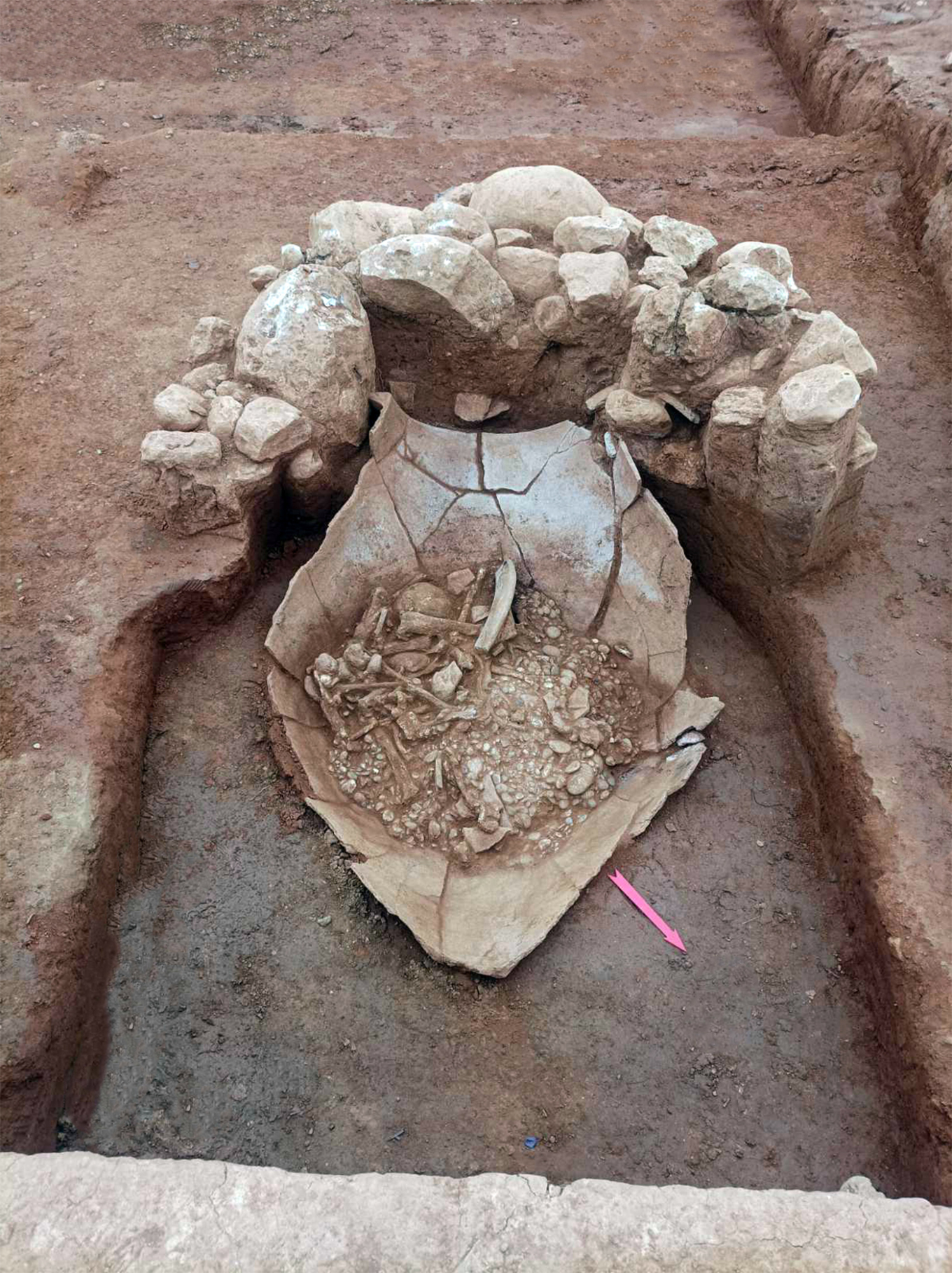 Ραφήνα: Βρέθηκαν ταφή και αγγείο από την Πρώιμη Εποχή του Χαλκού