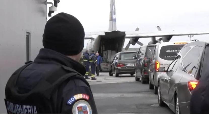 Στο αεροδρόμιο της Τιμισοάρα οι εφτά σοροί των φιλάθλων του ΠΑΟΚ – Θα μεταφερθούν στην Ελλάδα με C-130