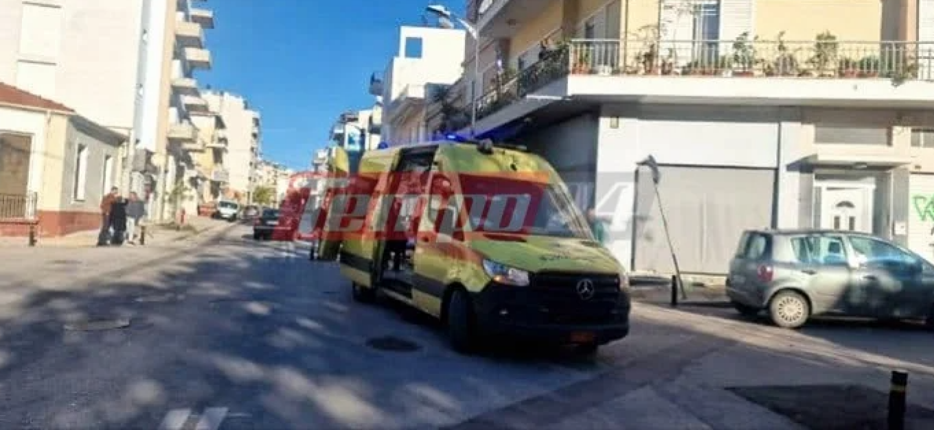 Τροχαίο ατύχημα με δύο τραυματίες έγινε το απόγευμα της Πρωτοχρονιάς στην Πάτρα. Αυτοκίνητο χτύπησε μηχανάκι επί της οδού Βορείου Ηπείρου με αποτέλεσμα το ζευγάρι που επέβαινε σε αυτό να εκτιναχτεί στο έδαφος, σύμφωνα με το tempo24.news. Το μηχανάκι εκσφενδονίστηκε πάνω στο πεζοδρόμιο, αφού πρώτα χτύπησε άλλο σταθμευμένο δίκυκλο. O άνδρας και η γυναίκα τραυματίστηκαν και μεταφέρθηκαν με ασθενοφόρο στο Νοσοκομείο. Η Τροχαία Πατρών διενεργεί έρευνα για τις συνθήκες του ατυχήματος.