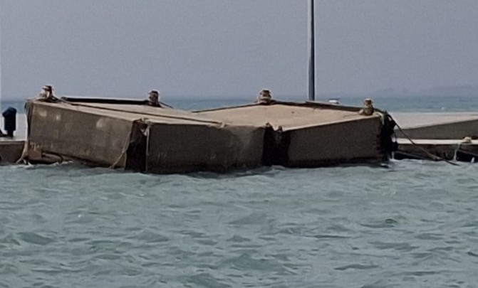 Κως: Οι ισχυροί άνεμοι έσπασαν μπλόκια στο λιμάνι και έριξαν κολώνες φωτισμού