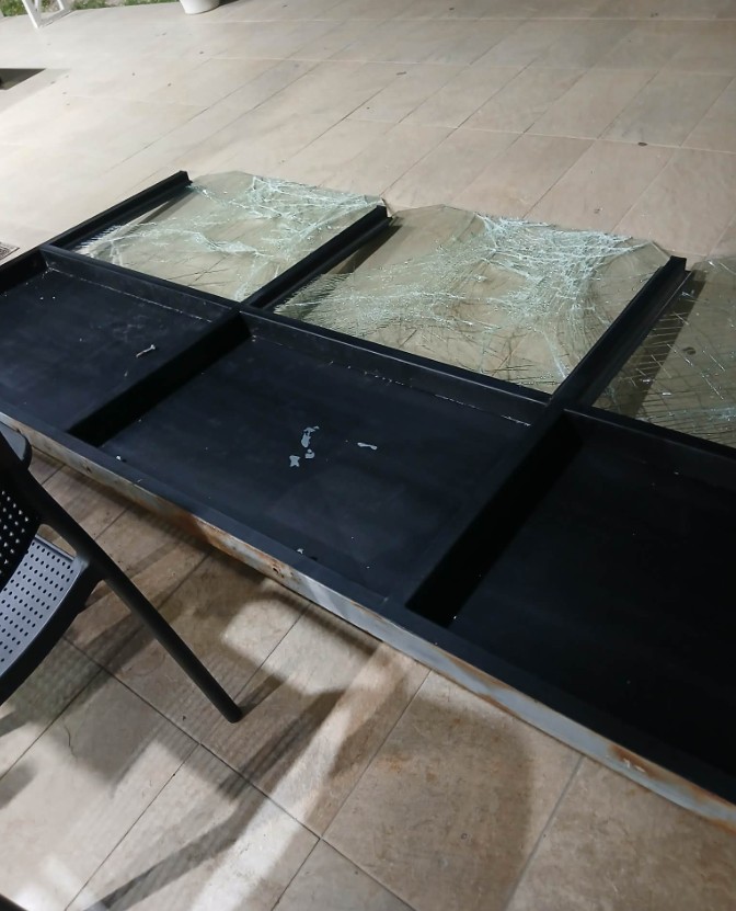 Κως: Οι ισχυροί άνεμοι έσπασαν μπλόκια στο λιμάνι και έριξαν κολώνες φωτισμού