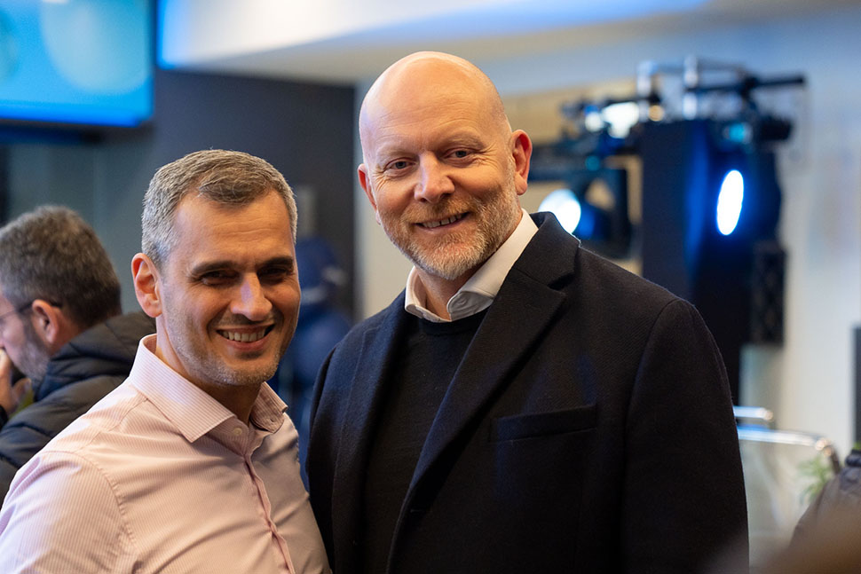 Ηλίας Κατσαρός, Chief Retail Officer της Allwyn Hellas και Γιαν Κάρας, Προέδρος και Διευθύνων Σύμβουλος της Allwyn Hellas