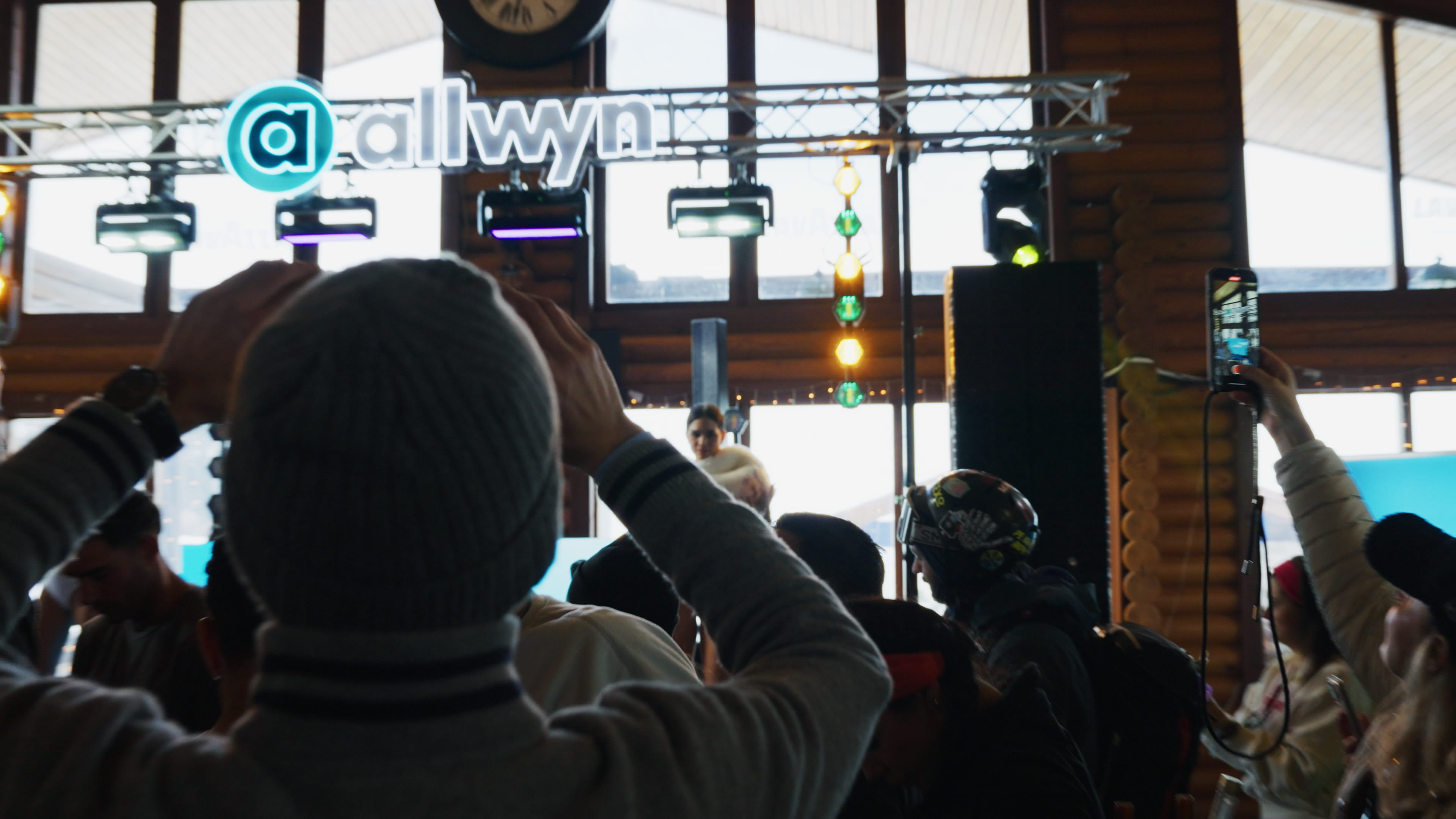 Κόσμος διασκεδάζει στο Après Ski Party της Allwyn