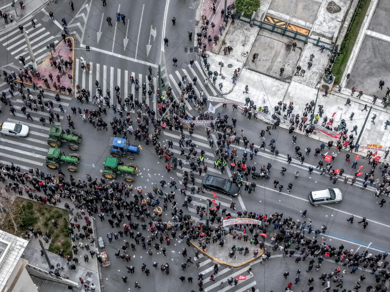 Δεκάδες τρακτέρ έξω από τη Βουλή