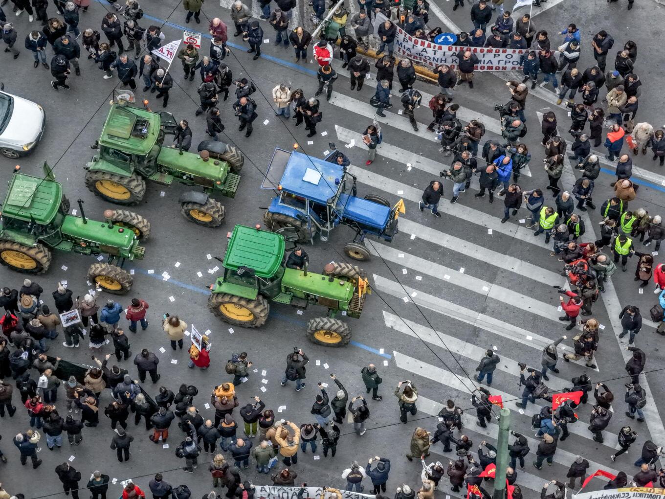 Δεκάδες τρακτέρ έξω από τη Βουλή