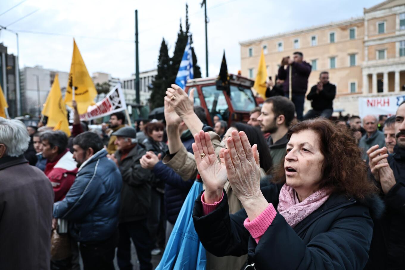 Δεκάδες τρακτέρ έξω από τη Βουλή