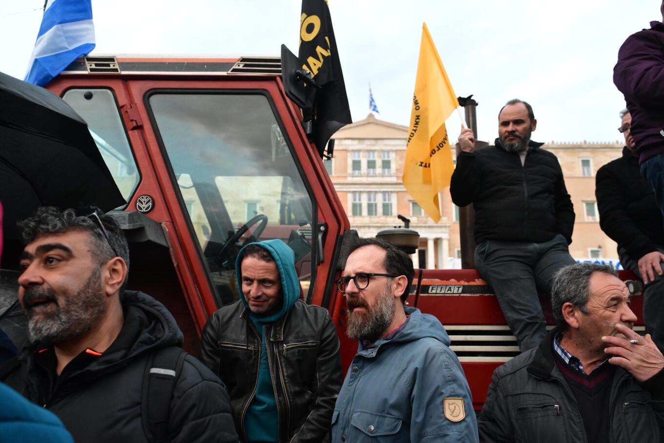 Δεκάδες τρακτέρ έξω από τη Βουλή