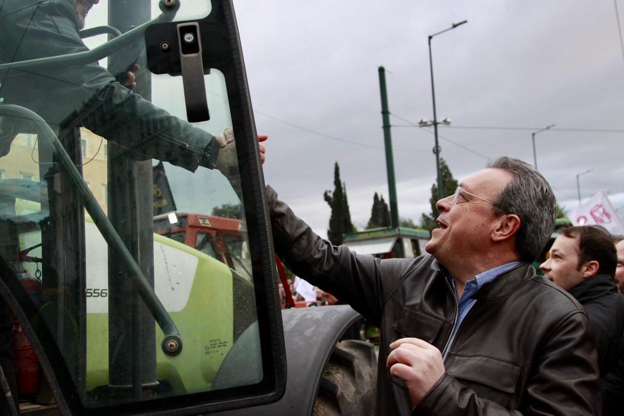 Φάμελλος αγρότες Σύνταγμα