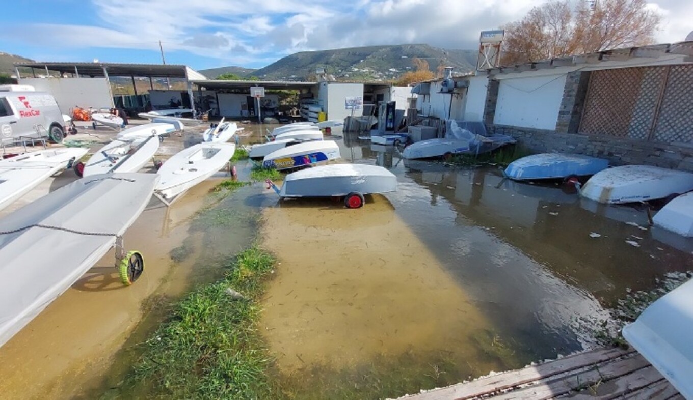 Πάρος: Η θάλασσα βγήκε στη στεριά
