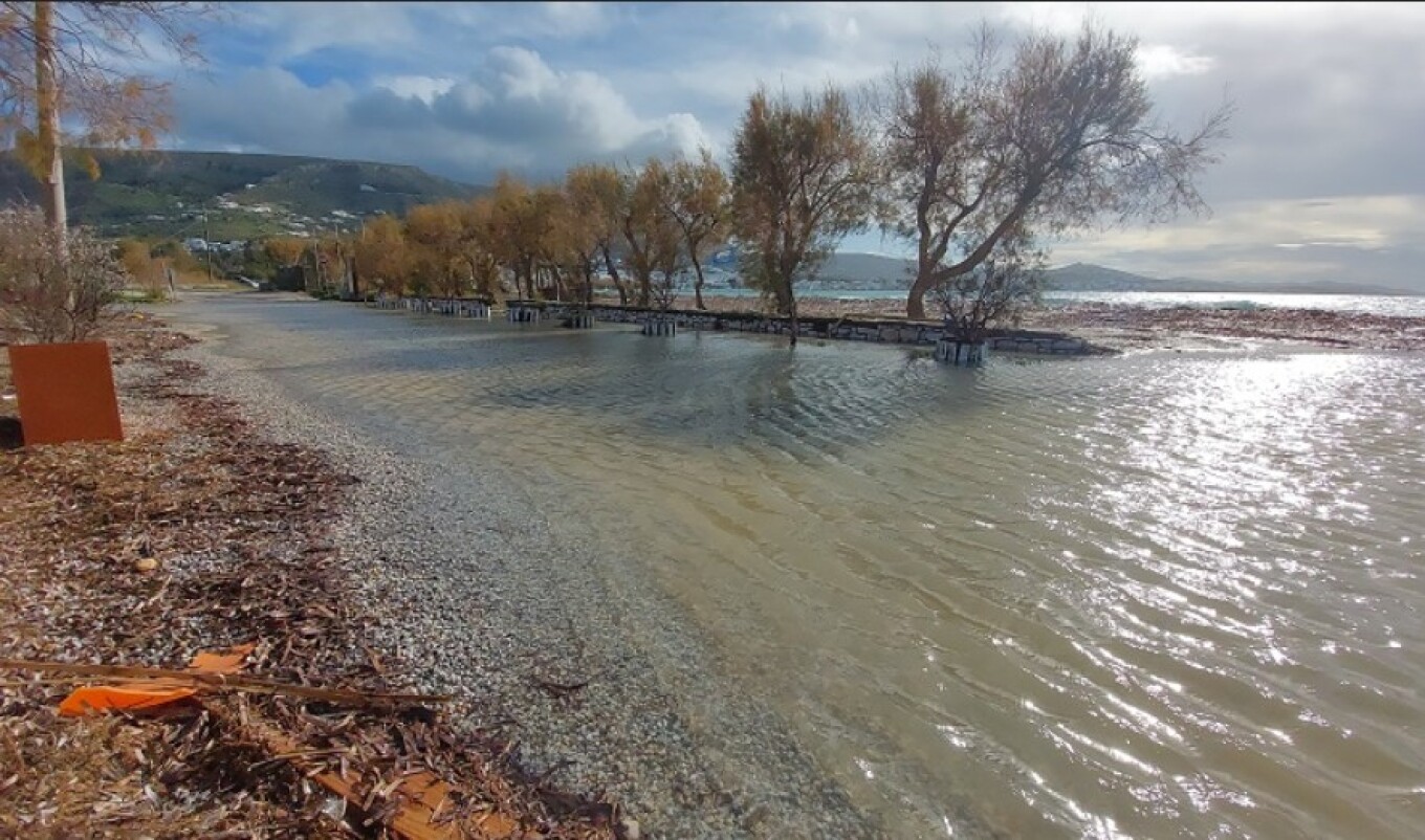 Πάρος: Η θάλασσα βγήκε στη στεριά