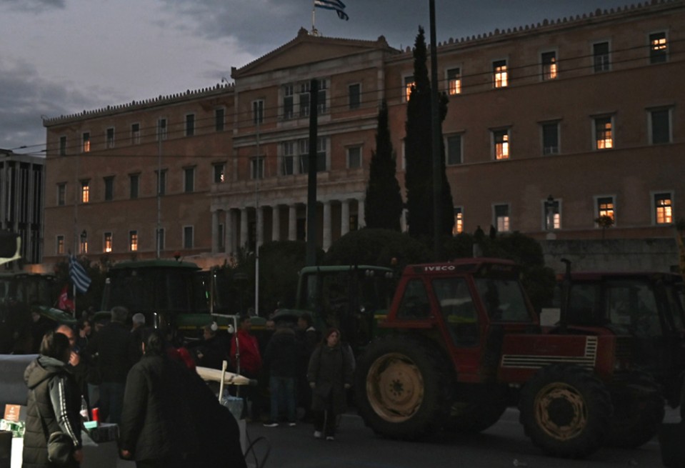 Δεκάδες τρακτέρ έξω από τη Βουλή