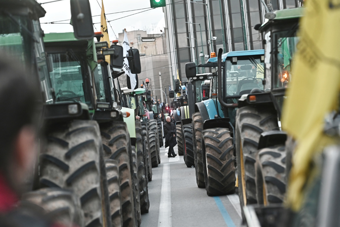 Δεκάδες τρακτέρ έξω από τη Βουλή