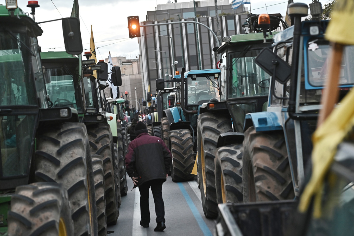 Δεκάδες τρακτέρ έξω από τη Βουλή