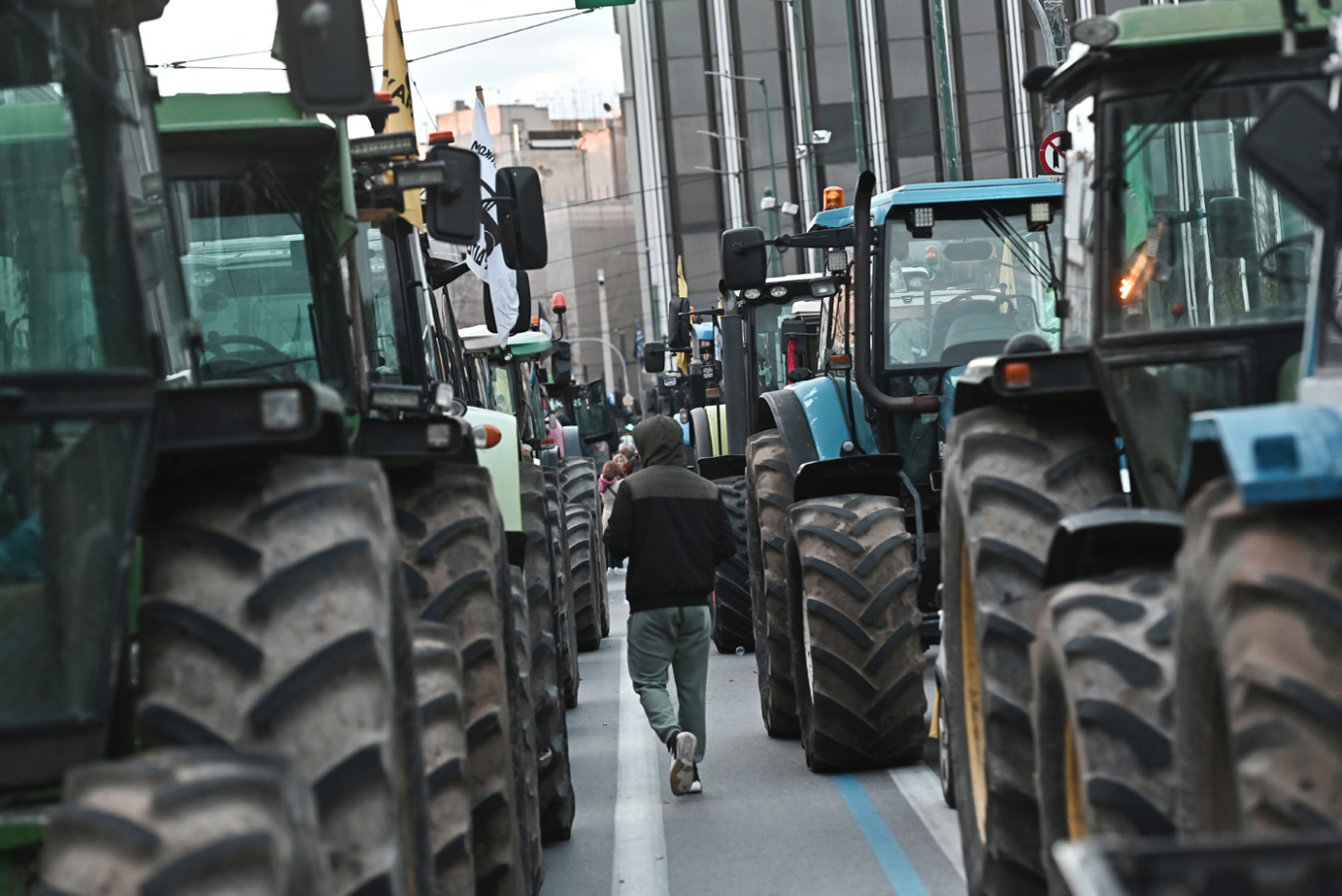 Δεκάδες τρακτέρ έξω από τη Βουλή