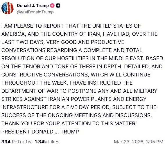 Την προσωρινή αναστολή των προγραμματισμένων στρατιωτικών επιχειρήσεων κατά των ενεργειακών υποδομών του Ιράν ανακοίνωσε ο Πρόεδρος των ΗΠΑ, Ντόναλντ Τραμπ. Αυτή η απόφαση ελήφθη έπειτα από σειρά εντατικών επαφών μεταξύ Ουάσιγκτον και Τεχεράνης, οι οποίες, σύμφωνα με τον Αμερικανό Πρόεδρο, διεξήχθησαν σε αναπάντεχα θετικό κλίμα. Μέσω ανάρτησής του στην πλατφόρμα Truth Social, ο Τραμπ έγραψε: «Βρίσκομαι στην ευχάριστη θέση να αναφέρω ότι οι ΗΠΑ και η χώρα του Ιράν είχαν, τις τελευταίες δύο ημέρες, πολύ καλές