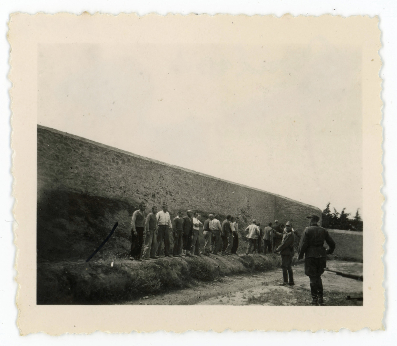 Συγκλονιστικές εικόνες από την εκτέλεση των 200 στην Καισαριανή