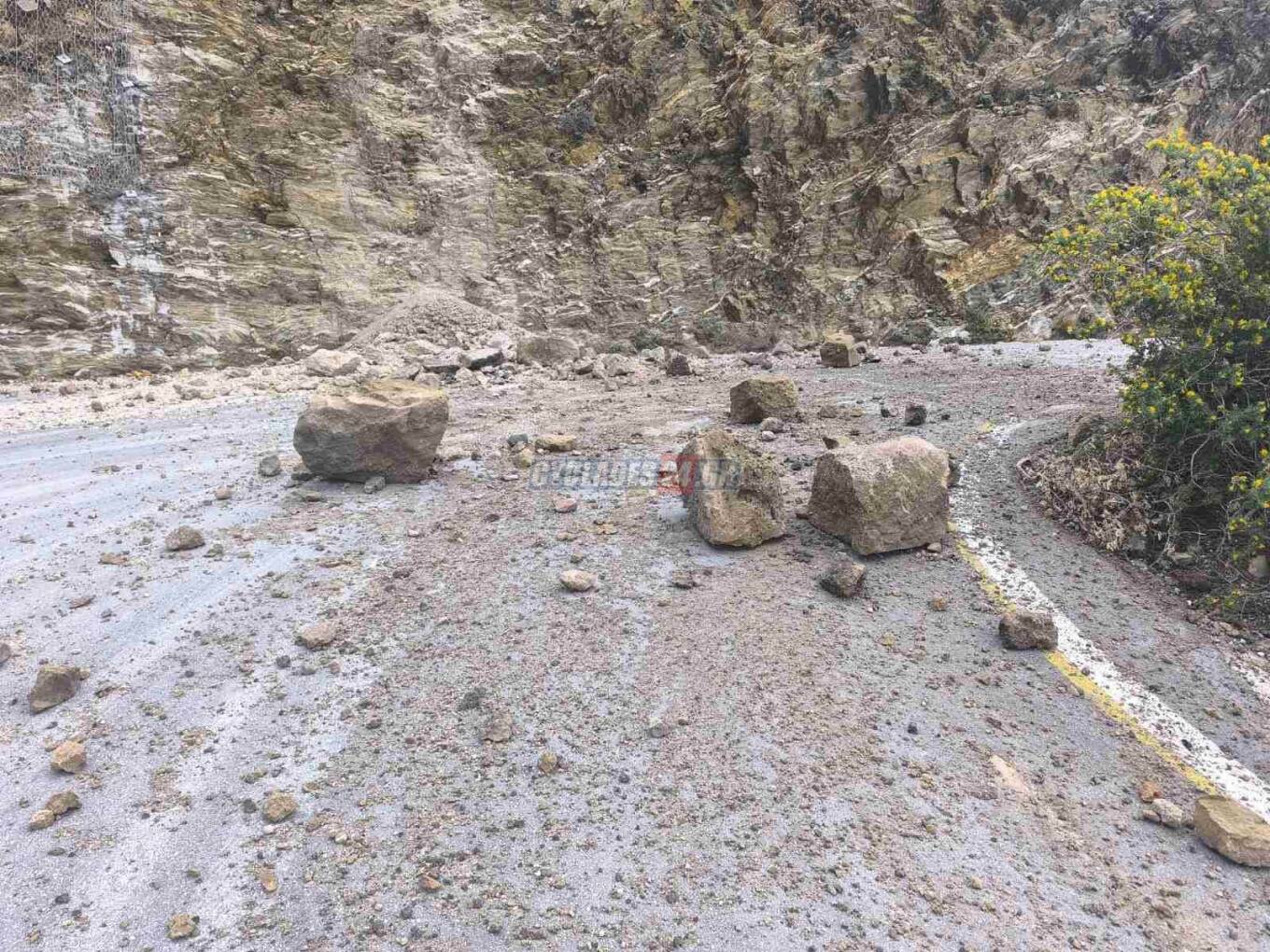 Σαντορίνη: Βράχοι έπεσαν στον δρόμο για το λιμάνι του Αθηνιού