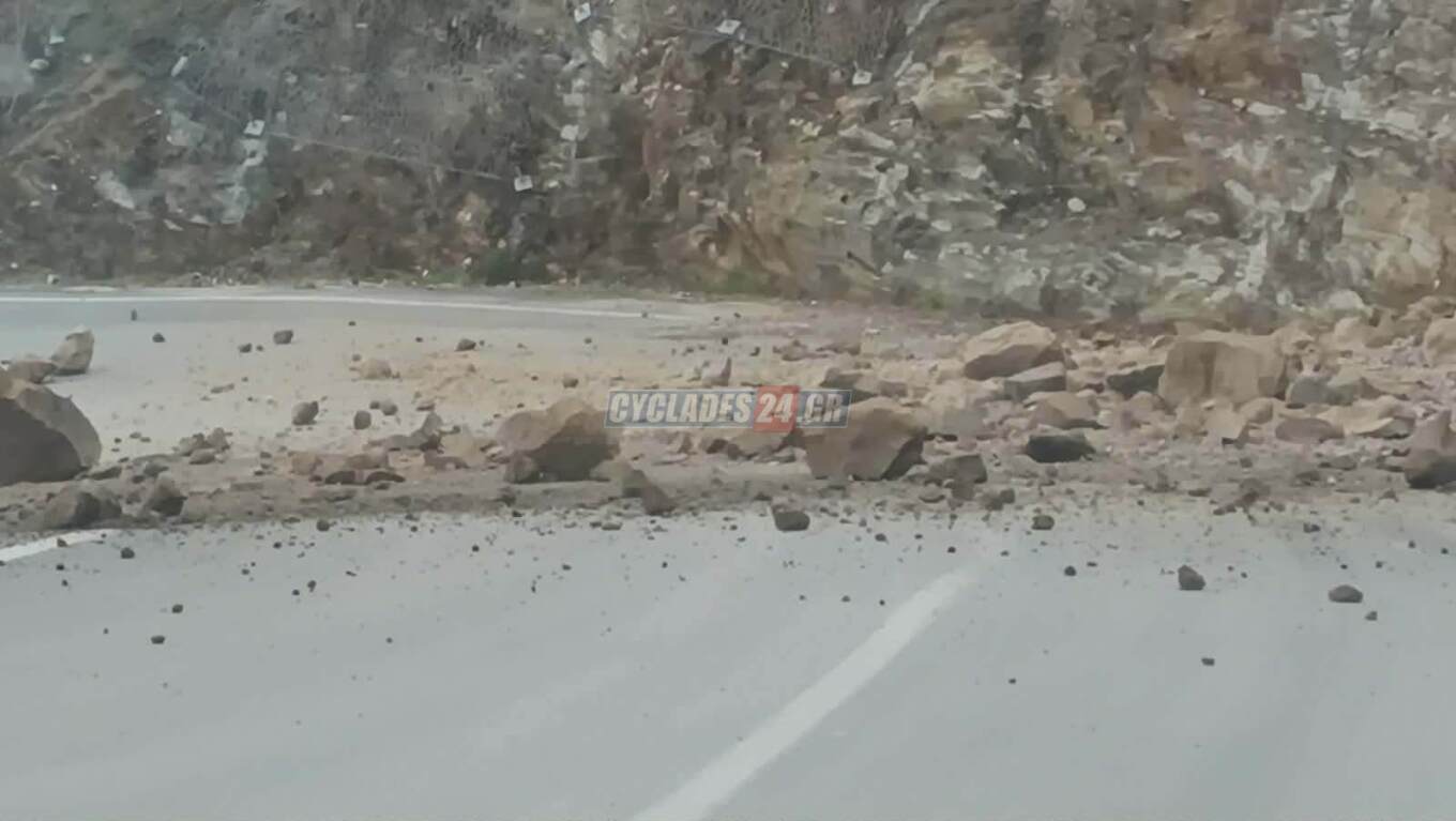 Σαντορίνη: Βράχοι έπεσαν στον δρόμο για το λιμάνι του Αθηνιού