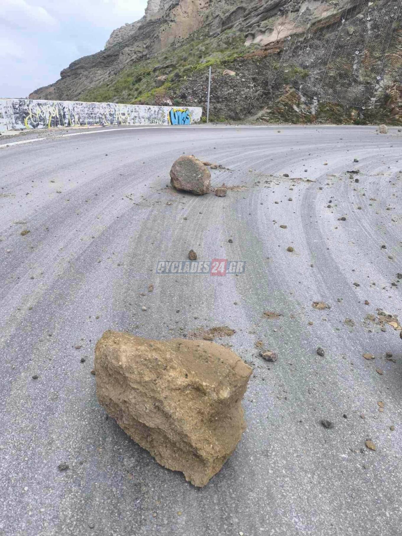 Σαντορίνη: Βράχοι έπεσαν στον δρόμο για το λιμάνι του Αθηνιού