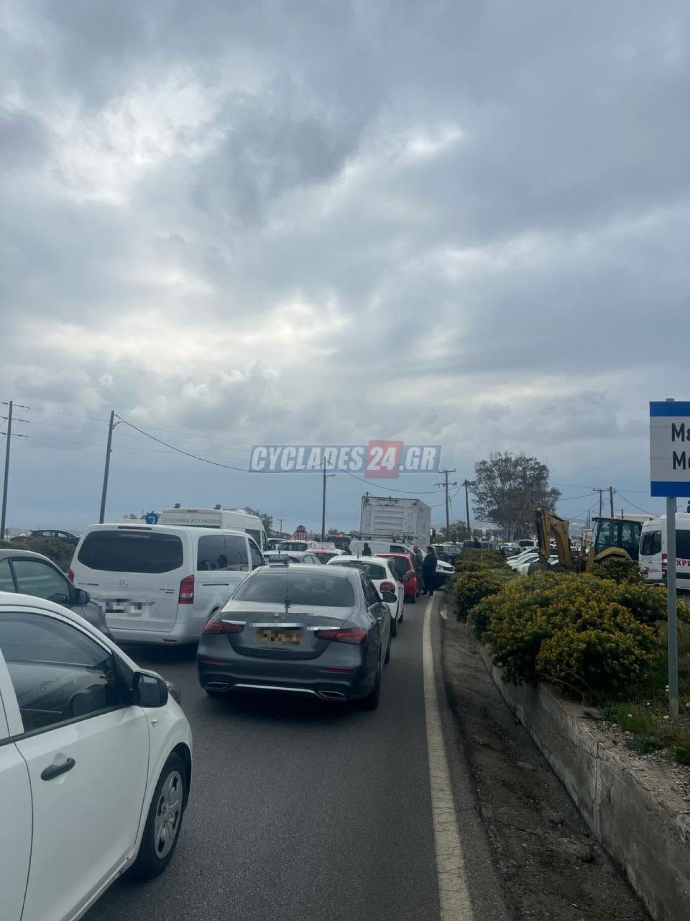 Σαντορίνη: Βράχοι έπεσαν στον δρόμο για το λιμάνι του Αθηνιού