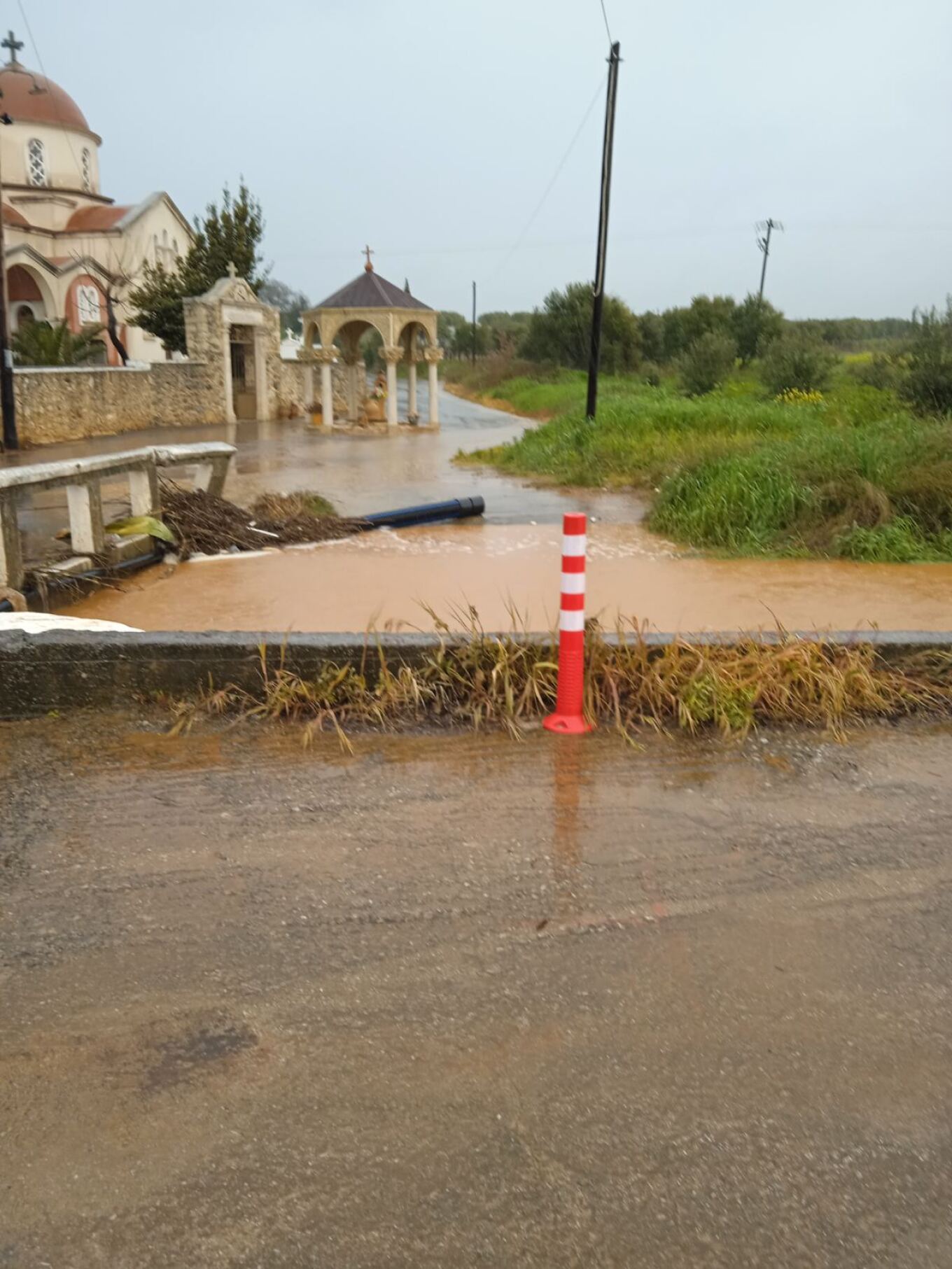 Κατολισθήσεις κοντά στην Κνωσό  Σημαντικά προβλήματα στην κυκλοφορία προκαλεί η κακοκαιρία στο Ηράκλειο, με κατολισθήσεις σε σημεία κοντά στην Κνωσό, λίγο πριν την περιοχή της Αγίας Ειρήνης στα Σπήλια.  Μεγάλες πέτρες έχουν καταλήξει πλησίον του δρόμου, δημιουργώντας σοβαρό κίνδυνο για τους οδηγούς που διέρχονται από την περιοχή.  Οι Aρχές προειδοποιούν για αυξημένη προσοχή κατά τη διάρκεια της οδήγησης και συστήνουν στους οδηγούς να μειώνουν ταχύτητα, να αποφεύγουν επικίνδυνα σημεία και να τηρούν τις οδηγί