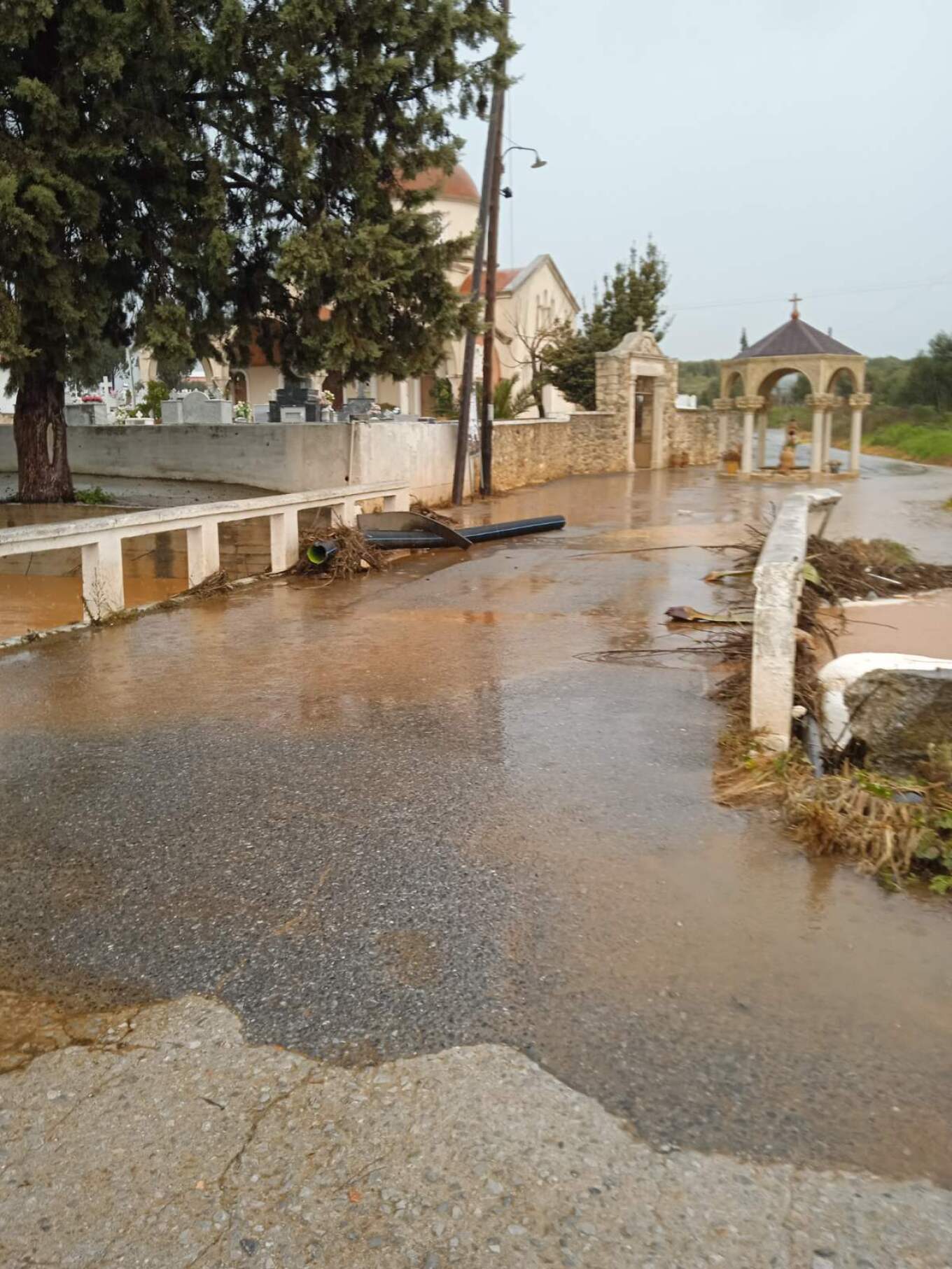 Κατολισθήσεις κοντά στην Κνωσό  Σημαντικά προβλήματα στην κυκλοφορία προκαλεί η κακοκαιρία στο Ηράκλειο, με κατολισθήσεις σε σημεία κοντά στην Κνωσό, λίγο πριν την περιοχή της Αγίας Ειρήνης στα Σπήλια.  Μεγάλες πέτρες έχουν καταλήξει πλησίον του δρόμου, δημιουργώντας σοβαρό κίνδυνο για τους οδηγούς που διέρχονται από την περιοχή.  Οι Aρχές προειδοποιούν για αυξημένη προσοχή κατά τη διάρκεια της οδήγησης και συστήνουν στους οδηγούς να μειώνουν ταχύτητα, να αποφεύγουν επικίνδυνα σημεία και να τηρούν τις οδηγί