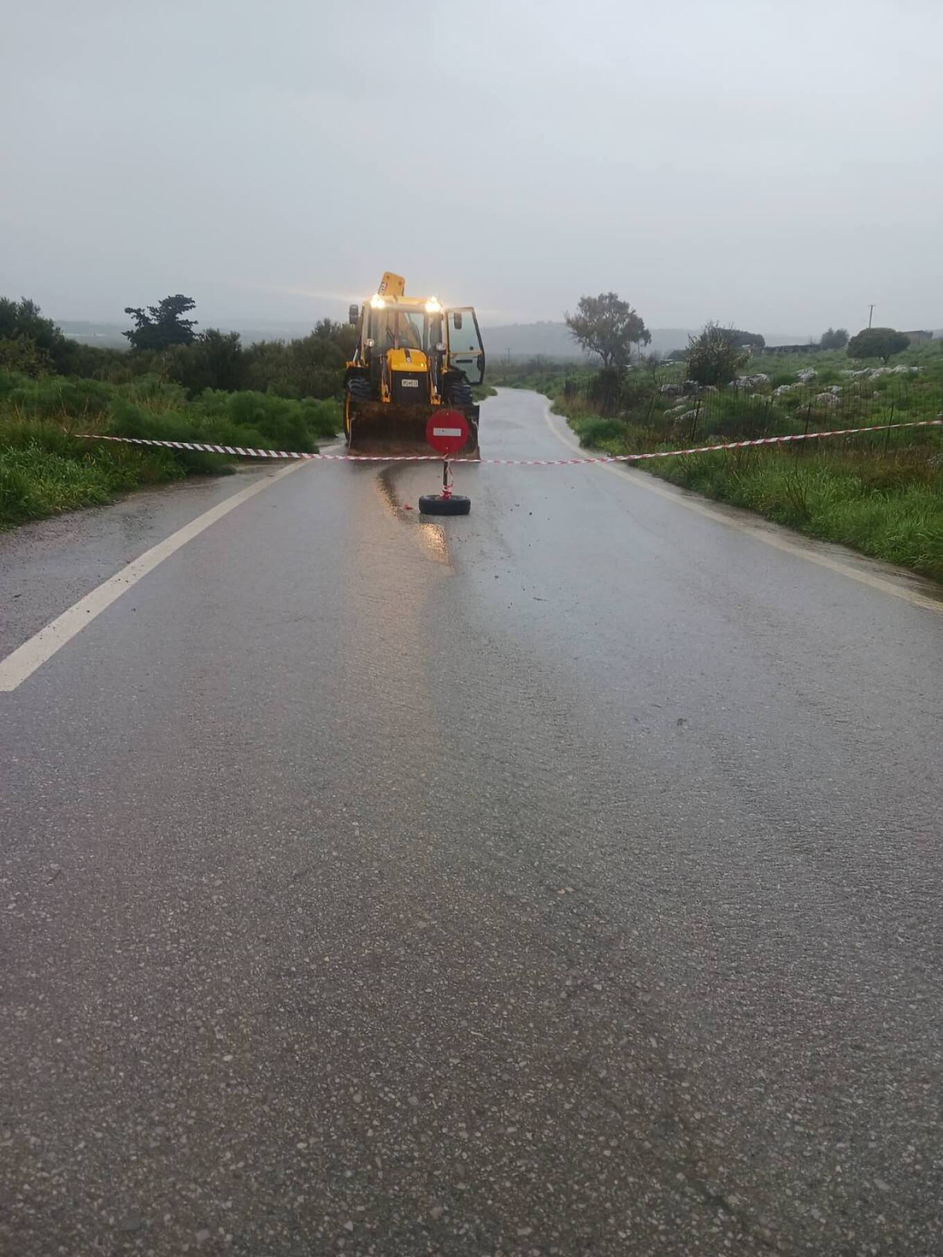 Κατολισθήσεις κοντά στην Κνωσό  Σημαντικά προβλήματα στην κυκλοφορία προκαλεί η κακοκαιρία στο Ηράκλειο, με κατολισθήσεις σε σημεία κοντά στην Κνωσό, λίγο πριν την περιοχή της Αγίας Ειρήνης στα Σπήλια.  Μεγάλες πέτρες έχουν καταλήξει πλησίον του δρόμου, δημιουργώντας σοβαρό κίνδυνο για τους οδηγούς που διέρχονται από την περιοχή.  Οι Aρχές προειδοποιούν για αυξημένη προσοχή κατά τη διάρκεια της οδήγησης και συστήνουν στους οδηγούς να μειώνουν ταχύτητα, να αποφεύγουν επικίνδυνα σημεία και να τηρούν τις οδηγί