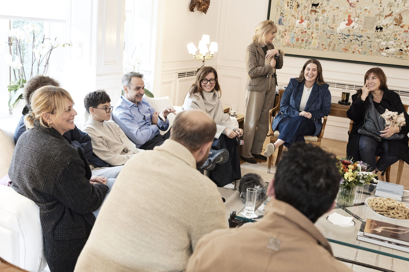 Μητσοτάκης: Υποδέχτηκε Έλληνες που επαναπατρίστηκαν από τη Μέση Ανατολή με τα κατοικίδιά τους