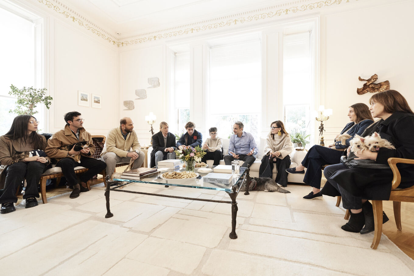 Μητσοτάκης: Υποδέχτηκε Έλληνες που επαναπατρίστηκαν από τη Μέση Ανατολή με τα κατοικίδιά τους