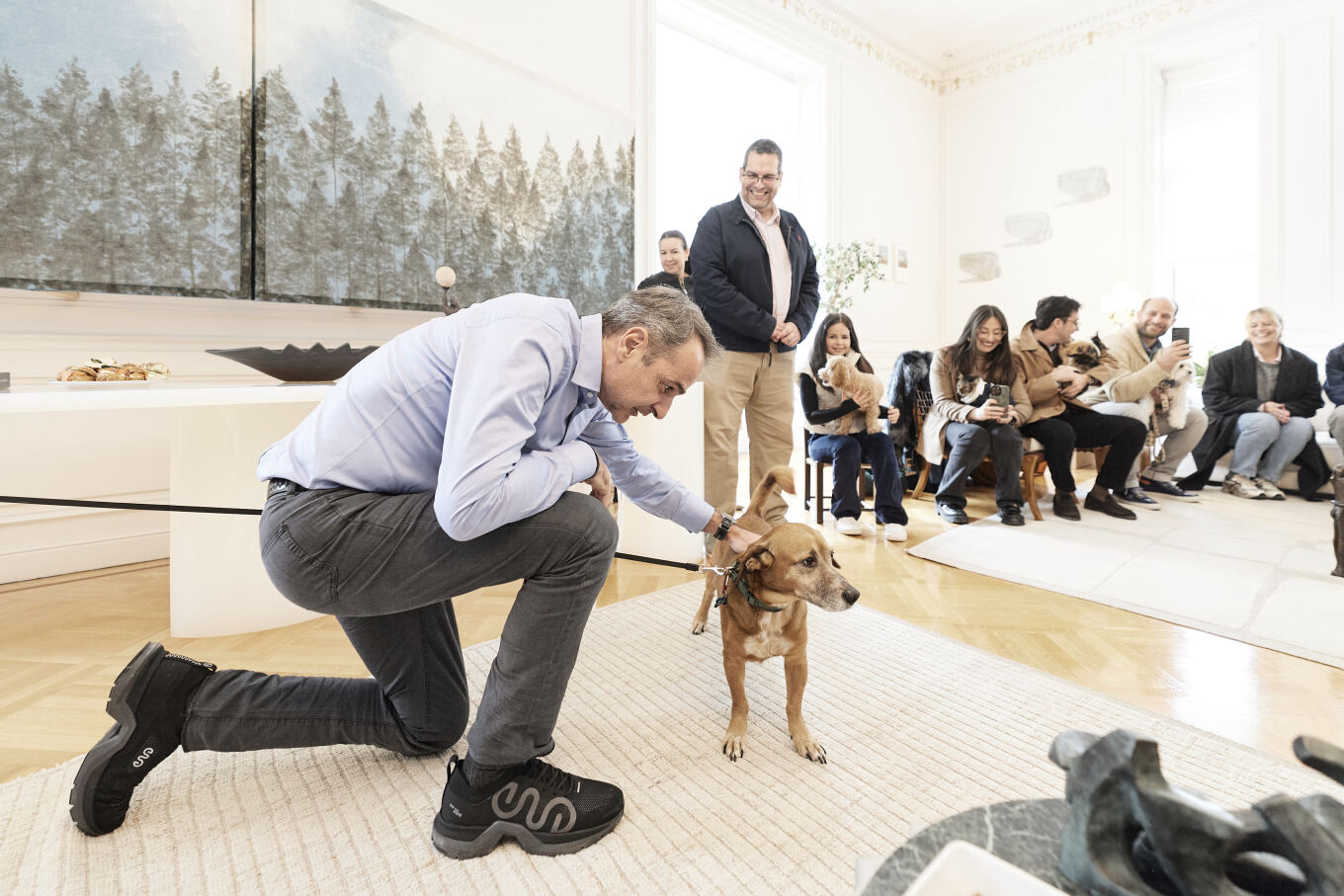 Μητσοτάκης: Υποδέχτηκε Έλληνες που επαναπατρίστηκαν από τη Μέση Ανατολή με τα κατοικίδιά τους