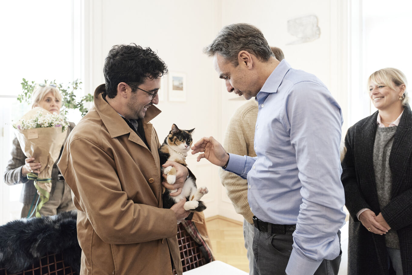 Μητσοτάκης: Υποδέχτηκε Έλληνες που επαναπατρίστηκαν από τη Μέση Ανατολή με τα κατοικίδιά τους