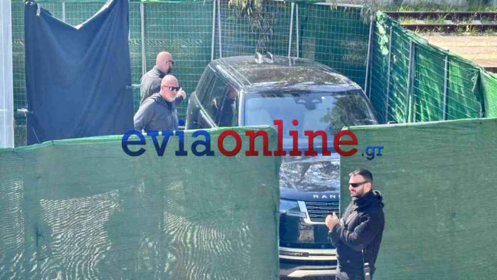 Το evia online εξασφάλισε αποκλειστικά πλάνα από τα γυρίσματα της νέας ταινίας με πρωταγωνιστή τον Μπραντ Πιτ, που πραγματοποιούνται στη Χαλκίδα, προκαλώντας έντονο ενδιαφέρον σε κατοίκους και επισκέπτες της πόλης. Οι κάμερες στήθηκαν από νωρίς το πρωί σε κεντρικό σημείο. Τα μέτρα ασφαλείας αυστηρότατα αλλά συνάμα διακριτικά. Η παραγωγή κινείται με γρήγορους ρυθμούς για τις ανάγκες των σκηνών.  Στα αποκλειστικά πλάνα του evia online διακρίνεται ο διάσημος ηθοποιός κατά τη διάρκεια γυρίσματος εξωτερικής σκην