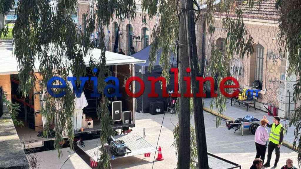 Το evia online εξασφάλισε αποκλειστικά πλάνα από τα γυρίσματα της νέας ταινίας με πρωταγωνιστή τον Μπραντ Πιτ, που πραγματοποιούνται στη Χαλκίδα, προκαλώντας έντονο ενδιαφέρον σε κατοίκους και επισκέπτες της πόλης. Οι κάμερες στήθηκαν από νωρίς το πρωί σε κεντρικό σημείο. Τα μέτρα ασφαλείας αυστηρότατα αλλά συνάμα διακριτικά. Η παραγωγή κινείται με γρήγορους ρυθμούς για τις ανάγκες των σκηνών.  Στα αποκλειστικά πλάνα του evia online διακρίνεται ο διάσημος ηθοποιός κατά τη διάρκεια γυρίσματος εξωτερικής σκην